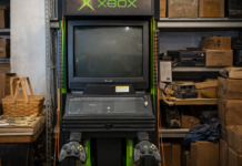 20 yıldır kilitli depoda saklıydı: Orijinal Xbox standı servet değerinde olabilir