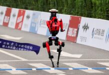 İnsansı robotlardan tarihi yarı maraton koşusu: İnsan rekoru kırıldı