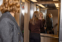 Neredeyse tüm asansörlerde neden ayna var?