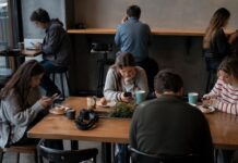 İnsanların her yıl daha az konuştuğu ortaya çıktı: Bebekleri de etkiliyor