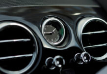 Lüks otomobil kokpitlerinde neden hala analog saat var?